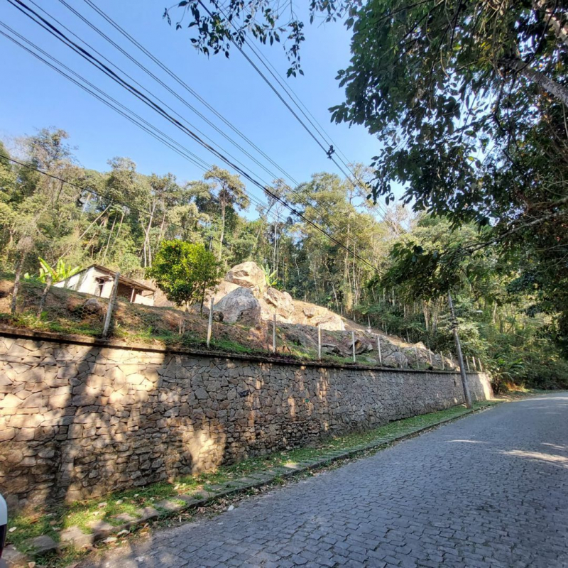  - Terreno de 2.232 m² murado de pedras no Vale dos Pinheiros Nova Friburgo RJ